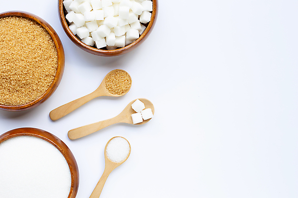 포토 JPG 해외이미지 식재료 실내 종류 사람없음 조미료 달콤 설탕 각설탕 흰배경 나무숟가락 나무그릇 황설탕 해외포토 그릇 백그라운드 내부 목재 숟가락 흰색 맛 향미료 파일형식 이미지허브