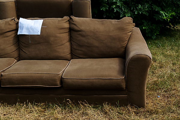 포토 JPG 해외이미지 가구 잔디 사람없음 야외 소파 사인 길가 무료 해외포토 식물 생활용품 의자 파일형식 이미지허브