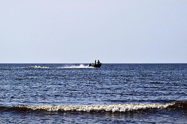 포토 JPG 해외이미지 실루엣 파도 바다 교통시설 경비 안전 사람없음 물 파란색 일몰 긴급 보트 던지기 구출 위험 크루즈 홍수 어부 지중해 서비스 싱크대 속도 보안 고무 노려봄 sos 경보 구명용품 순찰 안전요원 재앙 지원 헬프 생존 이민 해외포토 자연요소 직업 컬러 교통 이동 컨셉 배_교통 모션 촬영기법 표정 노을 도움 보호 안전장비 자연재해 개수대 시설 구조요청 파일형식 이미지허브
