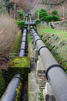 포토 JPG 해외이미지 영국 웨일즈 거리 사람없음 야외 초록색 물 환경 검은색 힘 흐름 역 큼 철 언덕 왕국 파이프라인 스노도니아 해외포토 자연요소 유럽 컬러 컨셉 교통시설 크기 파이프_관 파일형식 이미지허브