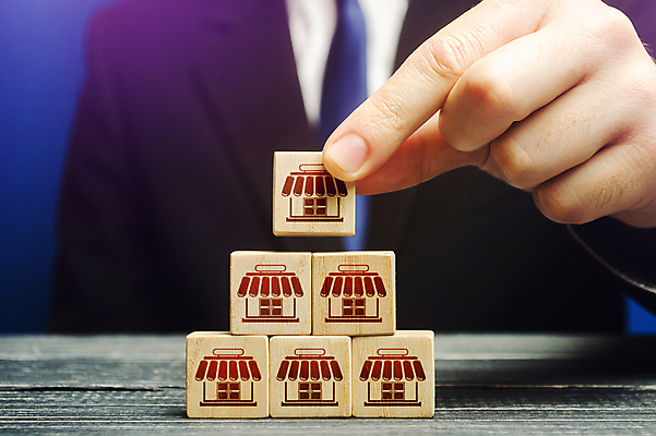 포토 JPG 해외이미지 손 남자 비즈니스 한명 들기 정장 상반신 성인 쌓기 상점 여러개 성인남자한명만 나무블록 해외포토 1 옷 다수 모션 사람 목재 신체부위 블록 남자한명만 성인남자만 파일형식 이미지허브