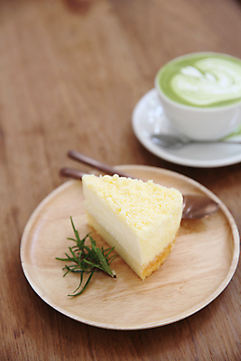 포토 JPG 해외이미지 디저트 실내 사람없음 치즈케이크 나무접시 녹차라떼 나무배경 말차라떼 해외포토 접시 음식 백그라운드 내부 케이크 라떼 파일형식 이미지허브