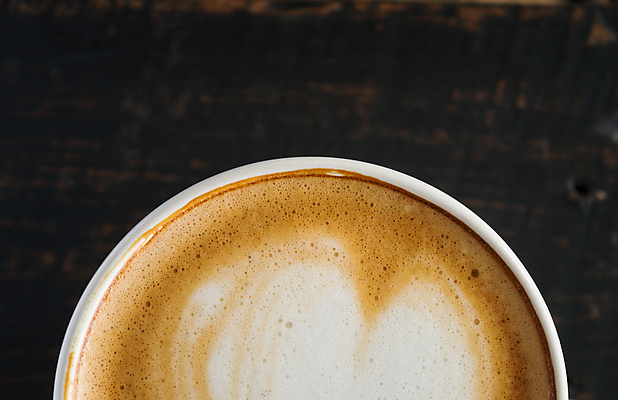 포토 JPG 해외이미지 접시 커피 음료 건강 사람없음 컵 거품 우유 하트 신선 액체 달콤 맛 아침식사 상쾌 향기 부드러움 따뜻한음료 라떼 카페인 해외포토 모양 식기 감정 컨셉 유제품 식사 감각 냄새 파일형식 이미지허브