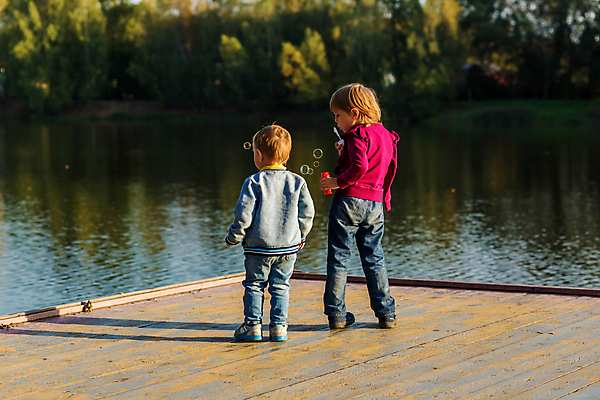 포토 JPG 해외이미지 라이프스타일 계절 행복 아들 호수 어린이 여행 가족 관계 자연 휴가 함께함 서기 소년 야외 두명 물 강 컬러풀 태양 반사 환경 성장 시골 연못 숲 주말 해외포토 자연요소 남자 감정 컬러 컨셉 모션 사람 생활 생태계 파일형식 이미지허브