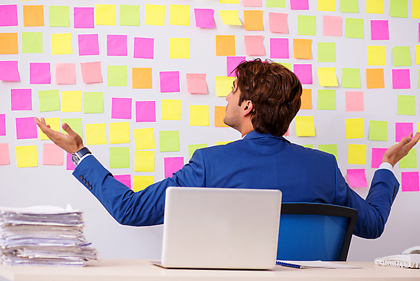 포토 JPG 해외이미지 응시 남자 컨셉 비즈니스 직장 피곤 한명 앉기 정장 상반신 성인 노트북 컴퓨터 사무실 손들기 쪽지 업무 작업 비즈니스맨 가득함 포스트잇 바쁨 성인남자한명만 해외포토 1 시선 옷 회사 모션 사람 전자제품 메모지 직장인 남자한명만 성인남자만 파일형식 이미지허브