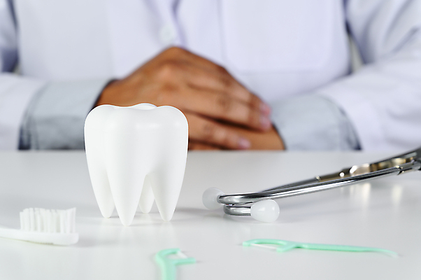 포토 JPG 해외이미지 아이콘 모델 직업 손 백그라운드 컨셉 건강 치과 병원 미소 사람 사람없음 치료 파란색 세트 사무실 약 거울 장비 흰색 기구 도구 공구 잡기 붓 입 치아 보호 칫솔 심볼 오브젝트 사인 치과의사 쇼 돌봄 위생관리 치아교정 해외포토 컬러 비즈니스 의학 모션 표정 관리 신체부위 위생용품 의사 소화기관 교정 파일형식 이미지허브