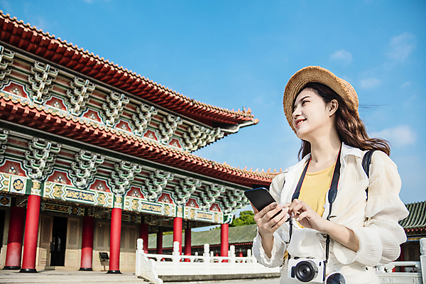 포토 JPG 해외이미지 라이프스타일 여자 행복 아시아 종교 문화 여행 불교 건축양식 가이드 배낭 모바일 휴가 한명 사람 동양인 야외 건물 스마트폰 핸드폰 여행객 카메라 중국 봄 산책 궁전 정보 사찰 대만 스마트 온라인 스타일 해외포토 직업 1 건축물 계절 건축 감정 나라 컨셉 고건축 가방 종교건축 휴식 인종 생활 전자제품 스마트기기 파일형식 이미지허브