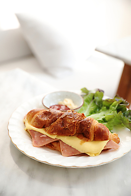 포토 JPG 해외이미지 접시 탁자 치즈 실내 사람없음 아웃포커스 상추 케첩 크루아상 햄 종지 마요네즈 햄치즈샌드위치 크루아상샌드위치 해외포토 그릇 식기 빵 가구 채소 유제품 촬영기법 샌드위치 육류 내부 소스_음식 파일형식 이미지허브