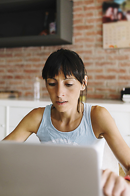 포토 JPG 해외이미지 백인 직업 라이프스타일 응시 커피 셔츠 인터넷 비즈니스 창문 탁자 주택 실내 한명 사람 앉기 노트북 스마트폰 컴퓨터 금발 관찰 타이핑 작업 이메일 플랫 연결 커피잔 무선전화기 집중 싱글 와이파이 온라인 독립 주목 프리랜서 카피스페이스 해외포토 서양인 1 헤어스타일 시선 음료 가구 컨셉 상의 모션 잔 내부 건물 생활 전자제품 핸드폰 스마트기기 공백 전화기 무선인터넷 파일형식 이미지허브