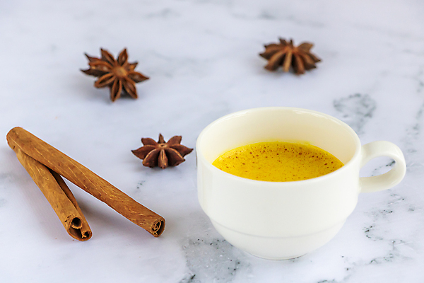 포토 JPG 해외이미지 전통 음료 다이어트 오렌지 건강 요리 동양인 사람없음 노란색 우유 약재 뜨거움 조미료 황금 맛 정상 가루 인도인 향신료 유기농 매움 날것 아로마 향 레시피 후추 내추럴 마살라 면역력 시나몬 치료제 힌두교 강황 디톡스 슈퍼푸드 해외포토 외국인 웰빙 종교 컬러 컨셉 과일 식재료 유제품 인종 약 건강식품 향미료 파일형식 이미지허브