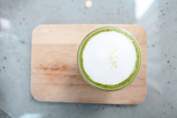 포토 JPG 해외이미지 주간 사람없음 야외 컵 거품 머그컵 녹차 나무도마 녹차라떼 말차 말차라떼 해외포토 자연요소 식기 도마 목재 차_음료 라떼 파일형식 이미지허브