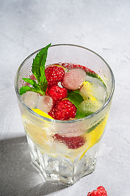 포토 JPG 해외이미지 잔 그림자 사람없음 얼음 신선 수분 레몬 레모네이드 민트 슬라이스 산딸기 콘크리트 해외포토 자연요소 식기 과일 허브 에이드 파일형식 이미지허브