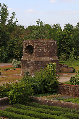포토 JPG 해외이미지 전신 남자 산업 모래 유니폼 2 농업 건축양식 공장 안전 사람 사람없음 뒷모습 파란색 노란색 탑 금속 기계 장비 업무 제조 컨테이너 버리기 상업 탱크 시멘트 수납 무거움 발판 고용 실린더 옛날 철강 콘크리트 해외포토 건축물 옷 건축 뷰포인트 컬러 공업 모션 재질 구직 작업 무게 채용 파일형식 이미지허브