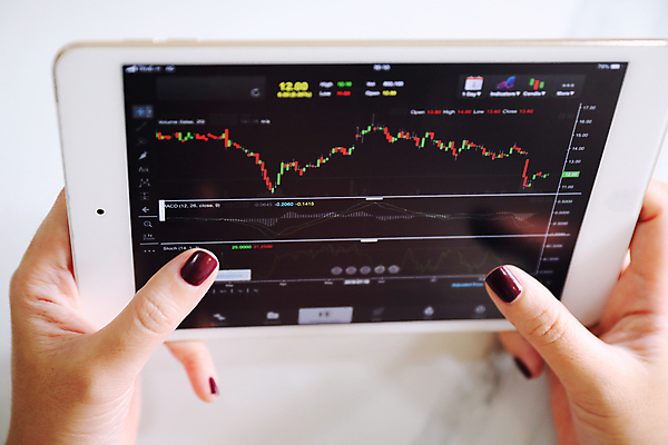 포토 JPG 해외이미지 손 그래프 들기 신체부위 태블릿 주식 분석 투자 해외포토 컨셉 비즈니스 모션 사람 금융 전자제품 스마트기기 파일형식 이미지허브