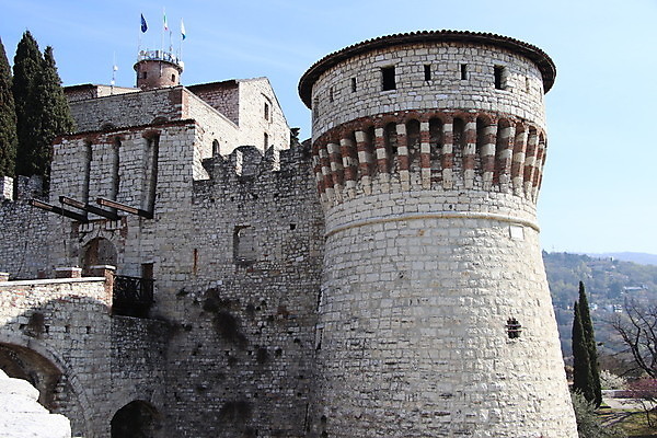 포토 JPG 해외이미지 외관 유럽 건축양식 풍경 사람없음 가로 탑 이탈리아 바위 도시 중세 역사 중앙 북쪽 타운 옛날 정문 해외포토 건축물 건축 나라 문 돌_바위 방향 파일형식 이미지허브