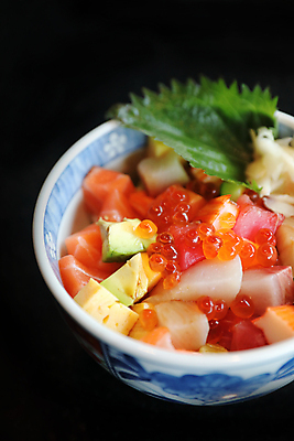 포토 JPG 해외이미지 그릇 검은배경 실내 사람없음 덮밥 아보카도 연어알 연어회 회덮밥 일본음식 해외포토 식기 음식 백그라운드 과일 내부 알 검은색 생선회 연어 파일형식 이미지허브