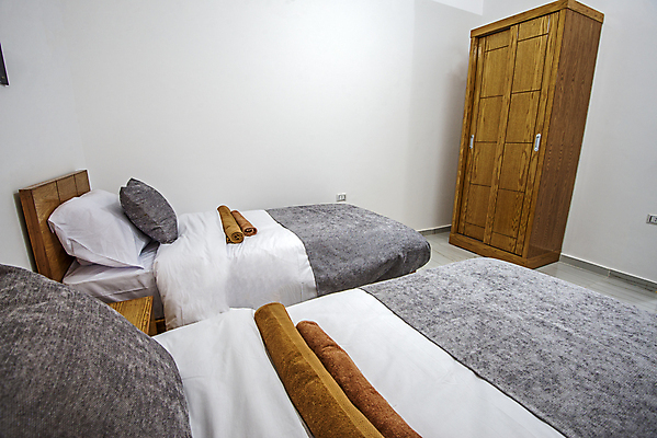 포토 JPG 해외이미지 벽 가구 건축양식 베개 탁자 아파트 주택 실내 사람없음 내부 목재 인테리어 수건 갈색 침실 방 회색 침대 고급 매트리스 해외포토 나무 디자인 건축 컬러 생활용품 컨셉 재료 침구 건물 위생용품 파일형식 이미지허브