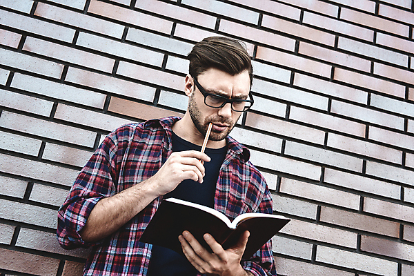 포토 JPG 해외이미지 백인 1 학생 응시 교육 남자 행복 안경 벽 백그라운드 컨셉 셔츠 벽돌 거리 아이디어 한명 서기 사람 성인 책 독서 펜 갈색 쪽지 놀람 회색 잡기 정상 시원함 읽기 대학교 문학 고립 인기 해외포토 서양인 시선 잡화 감정 컬러 상의 학교 모션 표정 필기구 파일형식 이미지허브