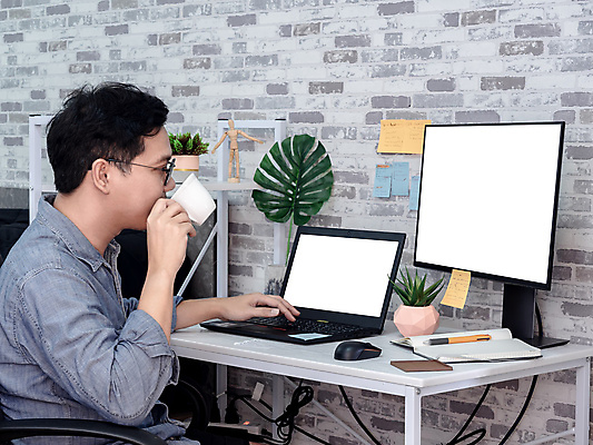 포토 JPG 해외이미지 직업 라이프스타일 응시 커피 2 인터넷 비즈니스 통신 벽지 노동자 아파트 주택 직장 실내 한명 안전 동양인 일상 파란색 노트북 컴퓨터 우주 모니터 공백 침실 방 마시기 흰색 관찰 업무 작업 작업실 연결 디자이너 스마트 집중 책상 멀리 온라인 동영상 프로그래머 프리랜서 해외포토 1 시선 음료 컬러 가구 컨셉 회사 모션 사람 인종 내부 건물 라이프 생활 전자제품 파일형식 이미지허브