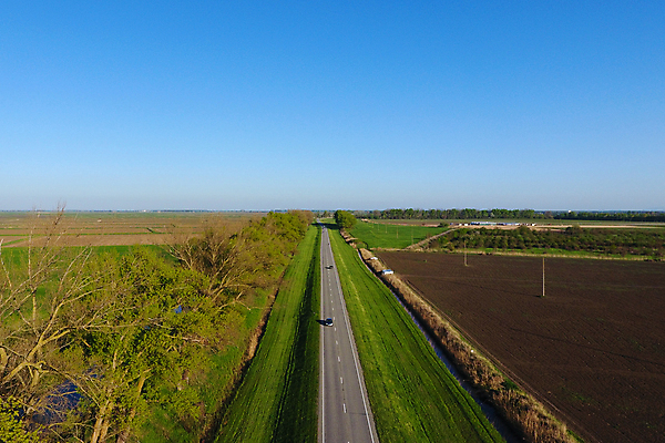 포토 JPG 해외이미지 나무 도로 선 조각 여행 밭 자국 자동차 자연 하늘 날씨 사람없음 야외 초록색 파란색 농경지 마을 이탈리아 운전 시골 고속도로 속도 정사각형 길가 루트 방법 수평선 목가 해외포토 도형 식물 유럽 길 육상교통 컬러 농업 교통시설 모션 농장 생태계 파일형식 이미지허브