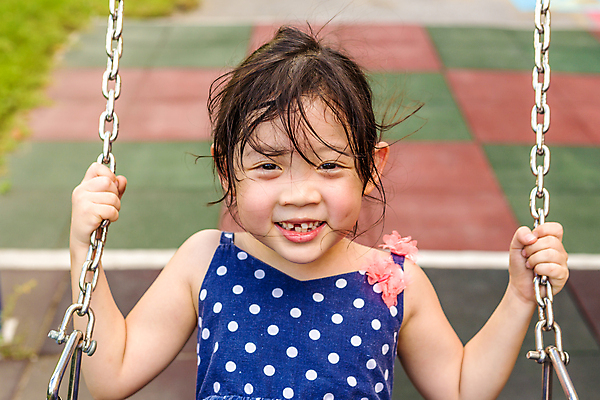포토 JPG 해외이미지 여자 행복 어린이 놀이 한명 미소 야외 놀이터 그네 해외포토 1 감정 표정 사람 파일형식 이미지허브