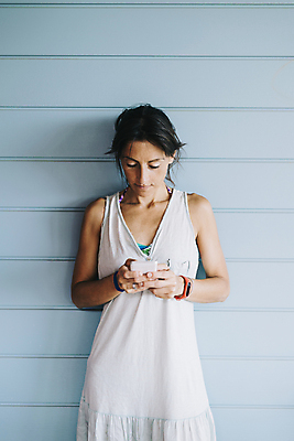 포토 JPG 해외이미지 1 라이프스타일 드레스 옷 여자 행복 벽 백그라운드 통신 모바일 갈색머리 한명 서기 미소 사람 성인 야외 여름 스마트폰 핸드폰 민소매 기댐 잡기 도시 자신감 메시지 스마트 포니테일 해외포토 헤어스타일 계절 감정 컨셉 상의 모션 표정 생활 전자제품 스마트기기 파일형식 이미지허브