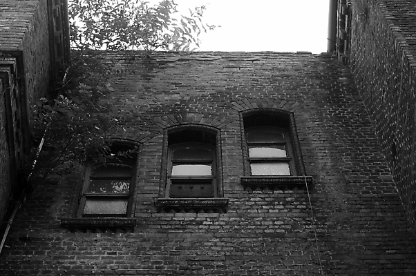 포토 JPG 해외이미지 외관 산업 벽 건축양식 창문 벽돌 영국 잉글랜드 흑백 사람없음 내부 건물 성장 도시 재산 버리기 창고 상승 방치 빅토리아 해외포토 건축물 건축 유럽 컨셉 모션 촬영기법 금융 파일형식 이미지허브