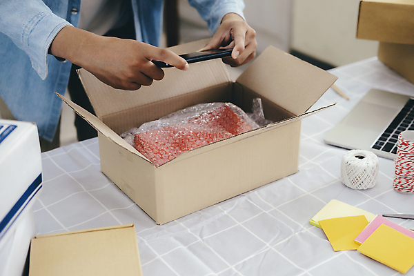포토 JPG 해외이미지 남자 한명 들기 성인 노트북 스마트폰 사진촬영 실 택배 포스트잇 온라인쇼핑 택배상자 박스포장 에어캡 온라인쇼핑몰 성인남자한명만 해외포토 1 포장 모션 사람 전자제품 핸드폰 스마트기기 쇼핑 상자 촬영 운송업 메모지 쇼핑몰 온라인 남자한명만 성인남자만 파일형식 이미지허브
