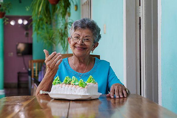포토 JPG 해외이미지 라이프스타일 커플 여자 기념일 행복 감정 안경 관계 탁자 주택 기념 실내 관리 한명 사람 성인 가로 초록색 친구 파티 케이크 놀람 회색 축하 표현 잡기 생일 은퇴 옛날 해외포토 1 잡화 컬러 가구 컨셉 모션 디저트 표정 이벤트 내부 건물 생활 파일형식 이미지허브