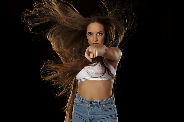 포토 JPG 해외이미지 백인 모델 헤어스타일 여자 바람 갈색머리 건강 한명 빛 뷰티 갈색 유행 청바지 가리킴 매끈함 순수 내추럴 돌봄 심각 완벽 직진 스타일 해외포토 자연요소 서양인 1 컬러 컨셉 바지 모션 날씨 사람 손짓 감각 파일형식 이미지허브