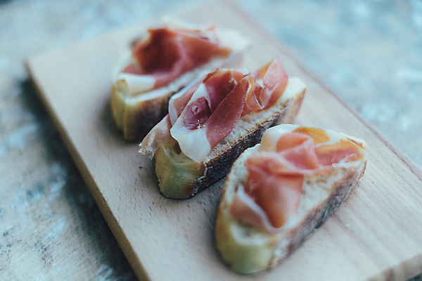 포토 JPG 해외이미지 접시 음식 빵 백그라운드 토마토 채소 탁자 치즈 샌드위치 건강 육류 요리 사람없음 목재 빨간색 식사 저녁식사 이탈리아 소고기 시골 신선 맛 그릴 아침식사 애피타이저 바게트 굽기 만취 카나페 올리브 햄 베이컨 바질 아보카도 점심식사 모짜렐라치즈 브루스케타 채식주의자 타파스 해외포토 나무 식기 열매 유럽 컬러 가구 컨셉 과일 식재료 재료 주방용품 유제품 서양음식 돼지고기 구이 채식 술취함 파일형식 이미지허브