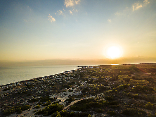 포토 JPG 해외이미지 라이프스타일 모래 바다 여행 자연 휴가 휴식 안테나 파노라마 사람없음 야외 물 파란색 태양 이탈리아 만 지중해 내추럴 강렬 드론 해외포토 자연요소 유럽 컬러 컨셉 통신 촬영기법 생활 생태계 파일형식 이미지허브