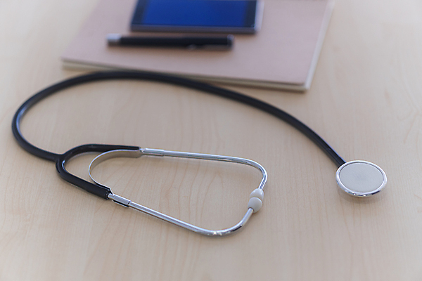 포토 JPG 해외이미지 백그라운드 컨셉 비즈니스 청진기 모바일 건강 병원 사람없음 스마트폰 핸드폰 사무실 약 장비 의사 흰색 공구 업무 휴대용 책상 오브젝트 전자 고립 돌봄 해외포토 컬러 가구 의학 의료기기 모션 전자제품 스마트기기 의료진 도구 작업 파일형식 이미지허브