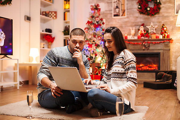 포토 JPG 해외이미지 백인 커플 여자 남자 행복 크리스마스 겨울 함께함 실내 선물 사랑 성인 두명 장식 노트북 스웨터 성인만 해외포토 서양인 계절 기념일 감정 컨셉 상의 관계 사람 내부 전자제품 파일형식 이미지허브