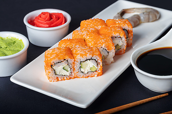 포토 JPG 해외이미지 접시 검은배경 실내 사람없음 초밥 고추냉이 간장 종지 날치알 롤스시 생강초절임 캘리포니아롤 일본음식 생새우 해외포토 그릇 식기 음식 백그라운드 어패류 내부 알 검은색 양념 절임 파일형식 이미지허브