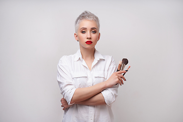 포토 JPG 해외이미지 스튜디오촬영 백인 직업 손 응시 여자 얼굴 백그라운드 짧은머리 한명 성인 장식 빨간색 뷰티 유행 화장품 립스틱 잡기 붓 화려 강의 입술 예술가 아이섀도 주인 고립 셀프 스타일 해외포토 서양인 1 헤어스타일 시선 컬러 컨셉 모션 실내 사람 신체부위 파일형식 이미지허브