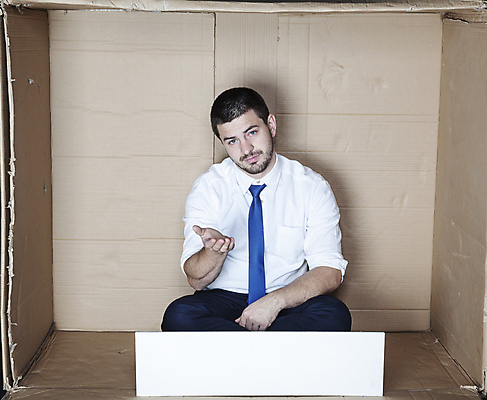 포토 JPG 해외이미지 전신 백인 남자 한명 앉기 성인 앞모습 상자 사무실 비즈니스맨 갇힘 답답함 성인남자한명만 카피스페이스 해외포토 서양인 1 뷰포인트 비즈니스 모션 사람 공백 직장인 감각 남자한명만 성인남자만 파일형식 이미지허브