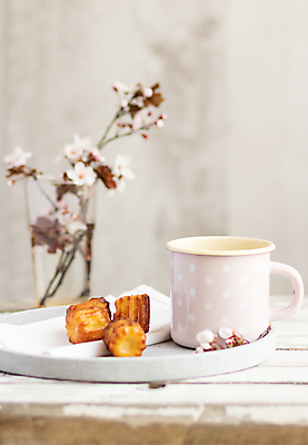 포토 JPG 해외이미지 접시 디저트 실내 사람없음 아웃포커스 컵 벚꽃 까눌레 해외포토 식기 꽃 음식 촬영기법 내부 파일형식 이미지허브