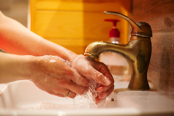 포토 JPG 해외이미지 손 어린이 신체 건강 관리 사람 사람없음 물 목욕 거품 젖음 욕실 액체 씻기 빨래 청소 싱크대 수도꼭지 비누 돌봄 위생관리 해외포토 자연요소 가사 모션 신체부위 위생용품 청결 개수대 파일형식 이미지허브