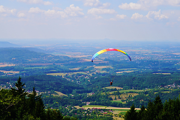 포토 JPG 해외이미지 주간 백그라운드 하늘 사람없음 야외 맑음 비행 파일럿 낙하산 체코 패러글라이딩 글라이더 해외포토 자연요소 직업 유럽 스포츠 날씨 파일형식 이미지허브