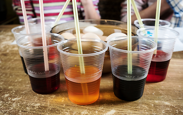 포토 JPG 해외이미지 전통 계절 행복 어린이 음식 가족 유리 탁자 휴가 부활절 주택 기념 함께함 실내 관리 사람없음 장식 컵 컬러풀 축제 페인트 흰색 축하 붓 심볼 준비 그림 밀짚 삶기 해외포토 식기 기념일 감정 컬러 가구 컨셉 관계 재질 사람 내부 건물 짚 파일형식 이미지허브