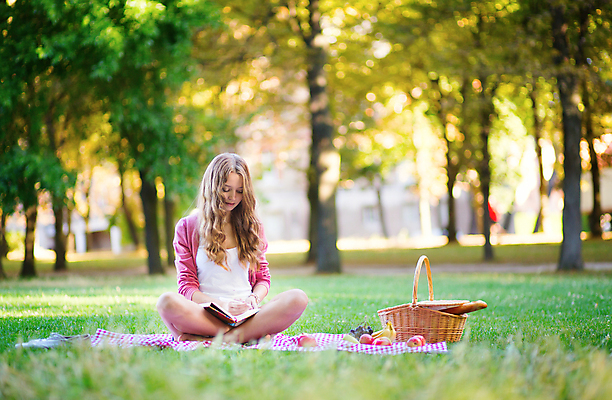 포토 JPG 해외이미지 1 라이프스타일 공원 행복 유럽 음식 과일 반바지 자연 포도 휴가 휴식 한명 미소 사람 앉기 20대 야외 10대 책 초록색 여름 금발 독서 소풍 바구니 공책 활발 흰색 청바지 기록 날씬함 내추럴 거짓말 해외포토 헤어스타일 계절 공공시설 감정 나라 컬러 컨셉 바지 모션 청소년 문구용품 표정 청년 생활 야외활동 몸매 생태계 파일형식 이미지허브