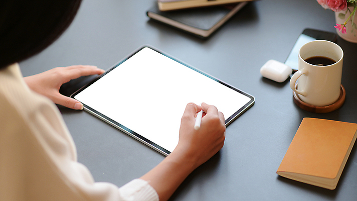 포토 JPG 해외이미지 직업 손 디자인 교육 남자 컨셉 비즈니스 탁자 실내 창조 미술 사람 앉기 성인 사람없음 그래픽 컴퓨터 사무실 알약 펜 우주 디지털 스크린 모니터 공백 장비 터치 흰색 업무 그리기 디자이너 스케치 책상 그림 예술가 터치스크린 스타일 해외포토 컬러 가구 모션 문화예술 내부 신체부위 전자제품 필기구 약 작업 파일형식 이미지허브