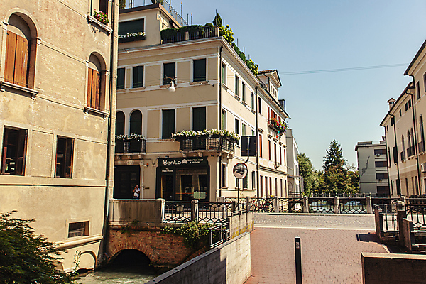 포토 JPG 해외이미지 주간 꽃 유럽풍경 유럽건축 사람없음 야외 건물 여름 이탈리아 운하 화단 가교 해외포토 자연요소 식물 건축물 계절 유럽 서양건축 풍경 파일형식 이미지허브