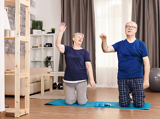 포토 JPG 해외이미지 백인 라이프스타일 여자 노년 남자 거실 남편 함께함 건강 웃음 상반신 두명 앞모습 운동복 운동 손들기 아령 매트 아내 무릎꿇기 연습 노인만 해외포토 서양인 옷 뷰포인트 컨셉 모션 표정 사람 성인 생활 성인만 파일형식 이미지허브