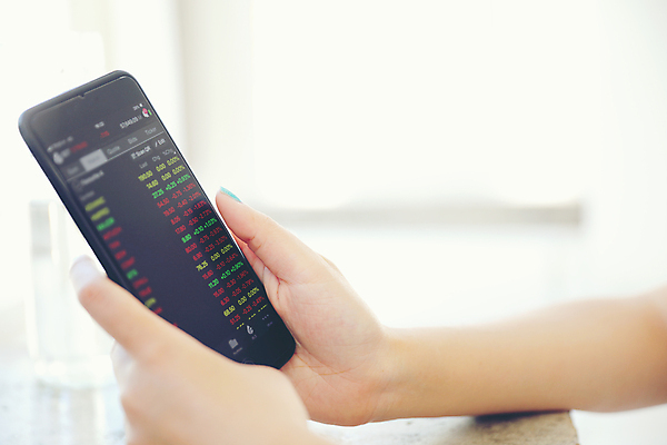 포토 JPG 해외이미지 손 들기 신체부위 스마트폰 사무실 잡기 업무 주식 분석 해외포토 컨셉 비즈니스 모션 사람 금융 핸드폰 스마트기기 작업 파일형식 이미지허브