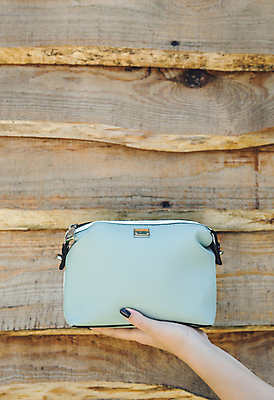 포토 JPG 해외이미지 모델 라이프스타일 손 디자인 옷 여자 백그라운드 가방 자연 탁자 거리 사람 사람없음 목재 파란색 뷰티 유행 세일 검은색 봄 핸드백 흰색 잡기 화려 지갑 고급 우아함 닫기 손톱관리 가죽 질감 스타일 해외포토 나무 잡화 계절 컬러 가구 컨셉 재료 모션 생활 신체부위 네일아트 생태계 파일형식 이미지허브