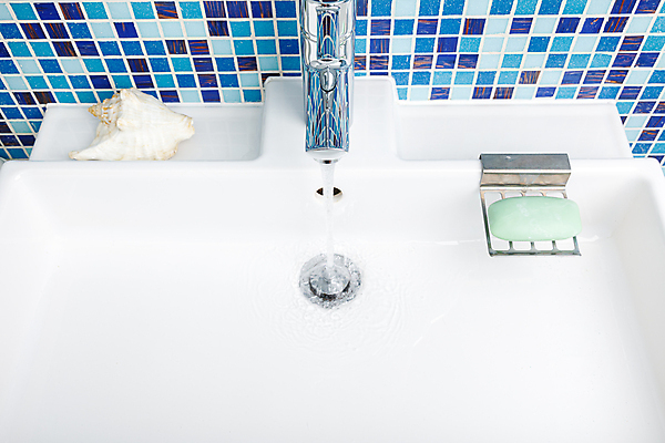 포토 JPG 해외이미지 컨셉 주택 사람없음 물 경제 파란색 달리기 환경 금속 목욕 흐름 저축 욕실 개울 붓기 떨어짐 보호 위생 빨래 싱크대 수도꼭지 문제 대야 자원 배수구 적자 카피스페이스 해외포토 자연요소 컬러 가사 모션 재질 건물 금융 강 청결 공백 개수대 파일형식 이미지허브