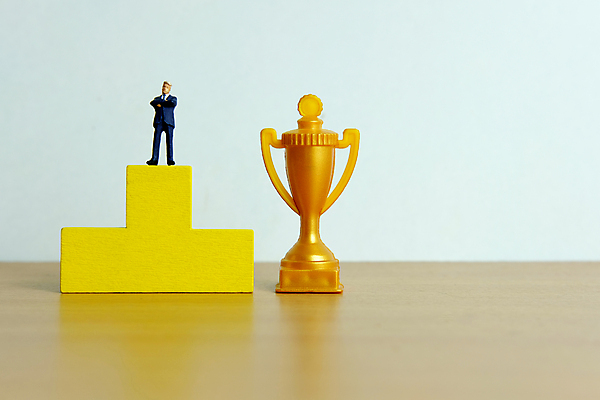 포토 JPG 해외이미지 캐릭터 1 남자 행복 백그라운드 컨셉 비즈니스 성공 3 사람 사람없음 목재 사무실 숫자 경쟁 미니어처 도전 무대 게임 축하 업무 비즈니스맨 체험 황금 플랫 정상 트로피 긍정 단계 리뷰 승자 지휘대 챔피언 필승 해외포토 나무 문자 감정 재료 놀이 모형 우승 작업 직장인 상_우승 파일형식 이미지허브