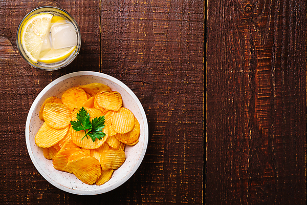 포토 JPG 해외이미지 실내 사람없음 하이앵글 감자칩 카피스페이스 나무배경 인퓨즈드워터 해외포토 뷰포인트 백그라운드 내부 과자 공백 칩_음식 파일형식 이미지허브